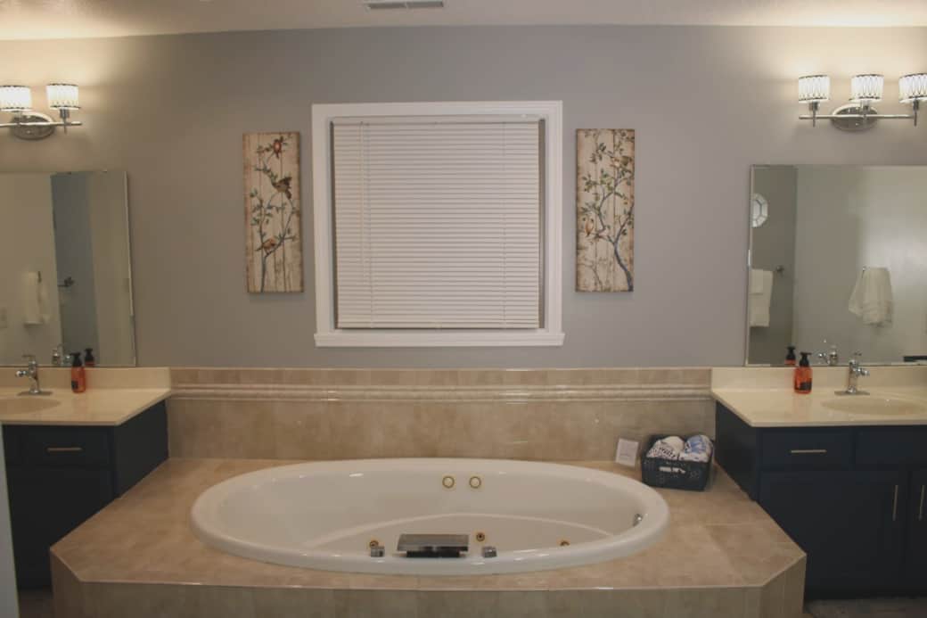 JACUZZI ,CONNECTED TO MASTER BR
