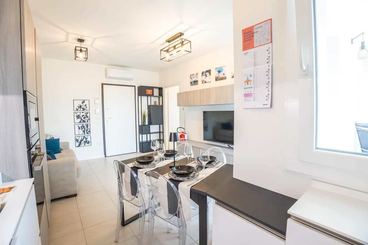 Bright dining area next to the fully equipped kitchen