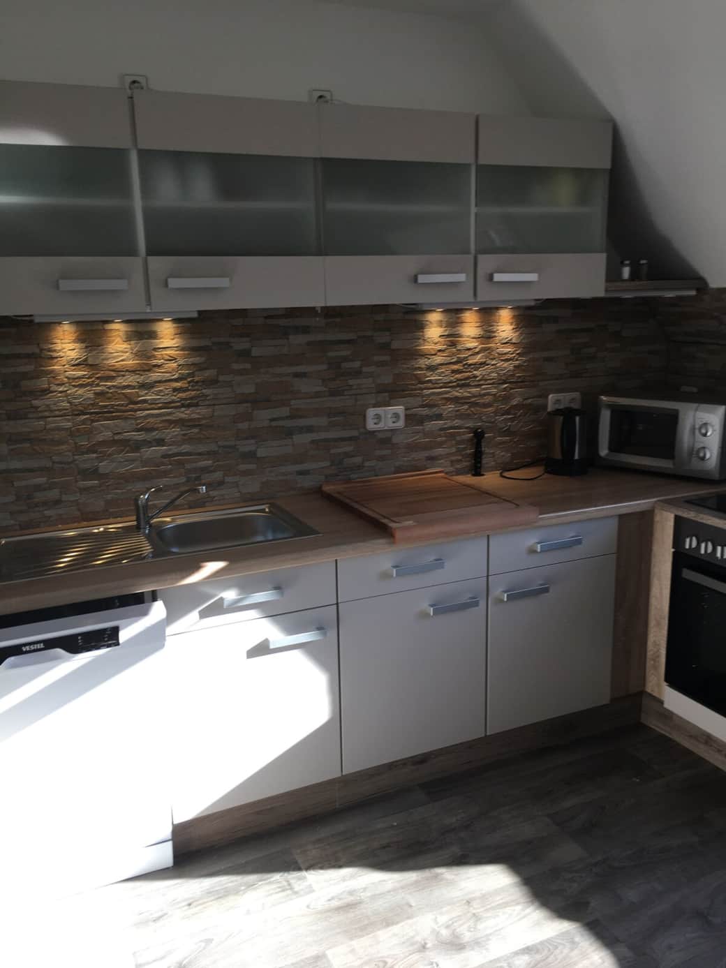In der Küche mit Backofen und Geschirrspülmaschine lassen sich wunderbare Gerichte mit frischen regionalen Zutaten zubereiten. In der Küche mit Backofen und Geschirrspülmaschine lassen sich wunderbare Gerichte mit frischen regionalen Zutaten zubereiten.
