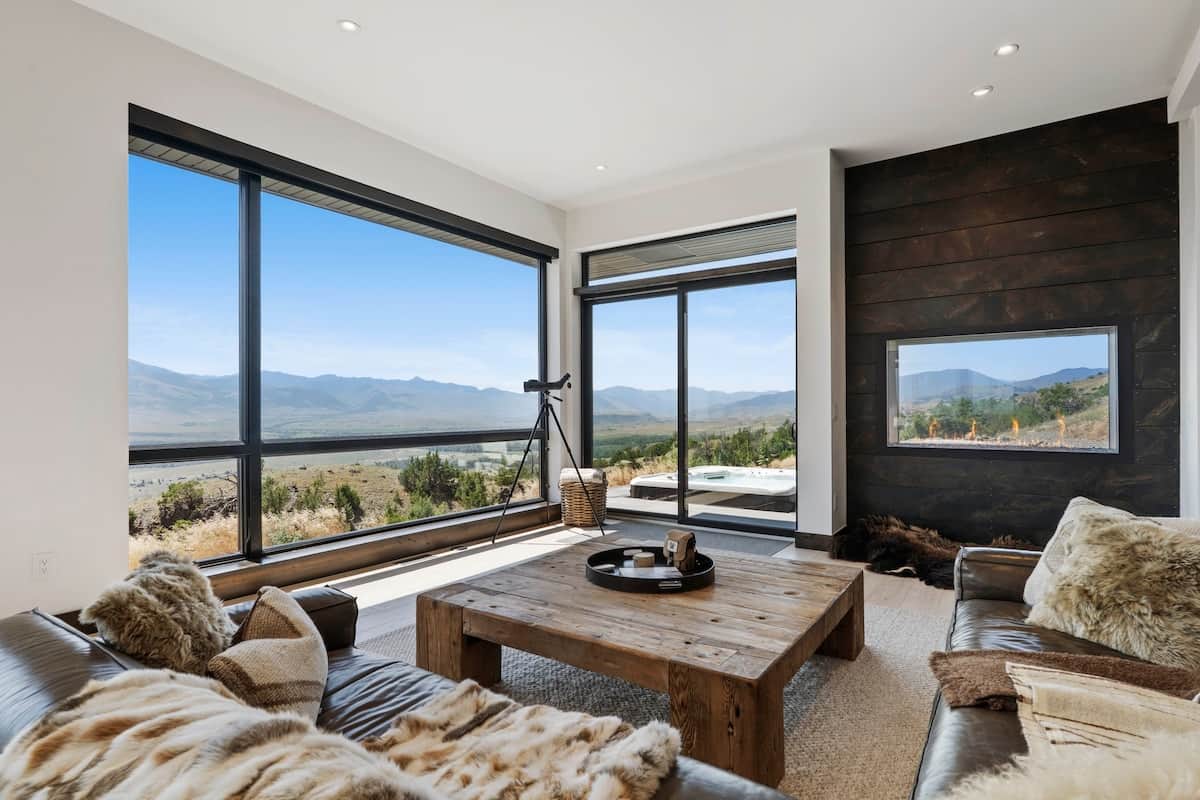 Walls of glass dissolve into the Paradise Valley skyline, framing an indoor-outdoor connection.