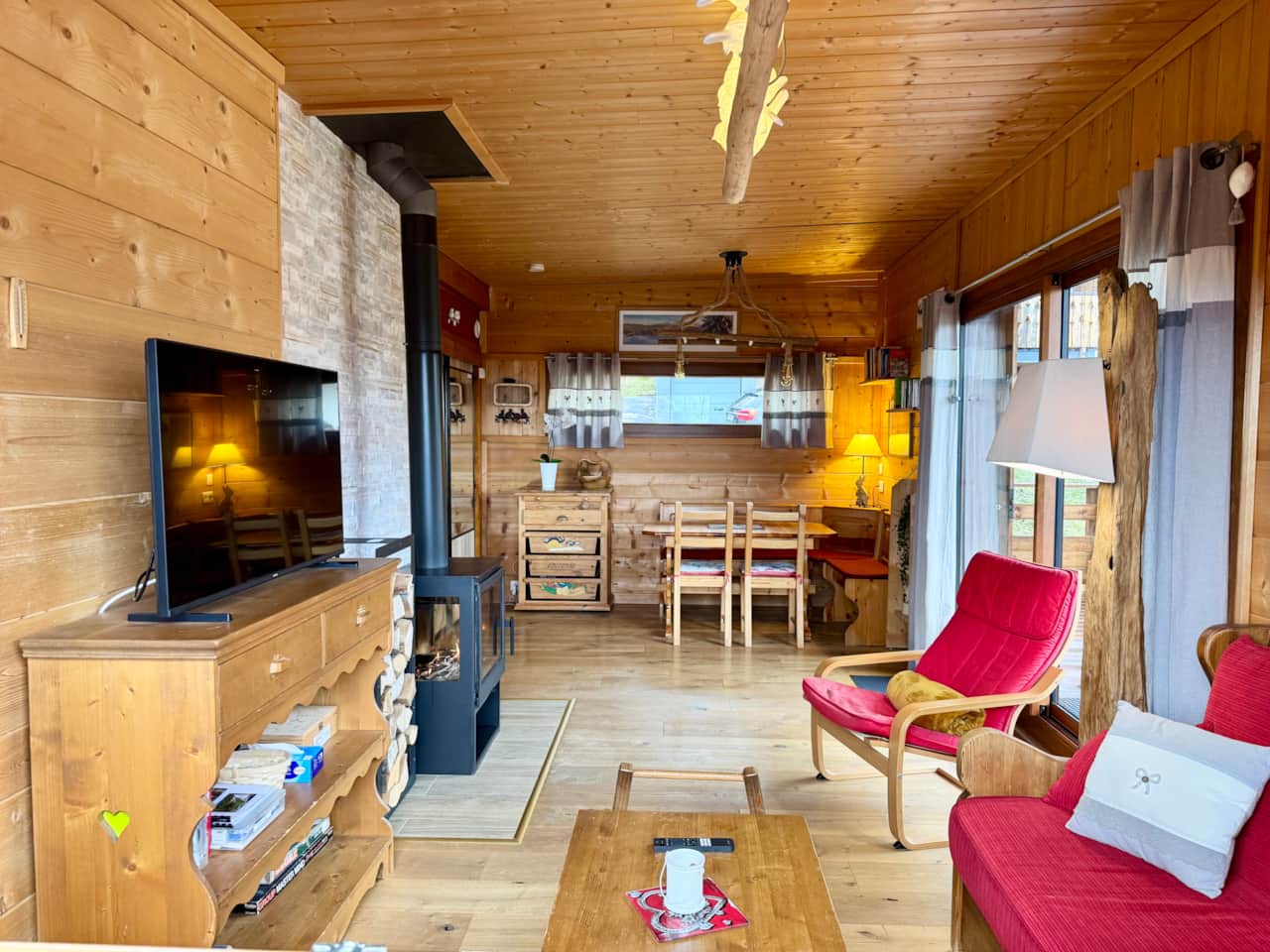 Salon/séjour dans cette location de vacances aux Rousses.