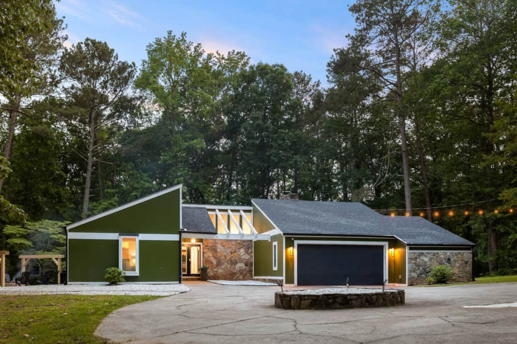 Front entry and round about driveway. Plenty of room for parking! Front entry and round about driveway. Plenty of room for parking!