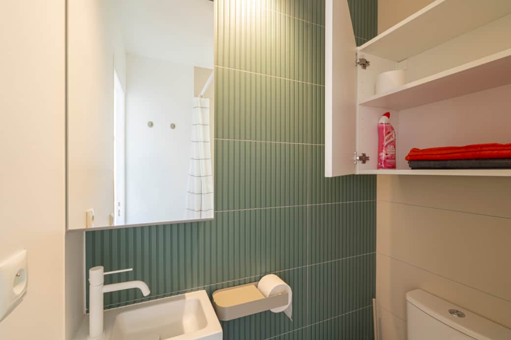 Chambre 5 - salle de bain rangements et wc - coliving 