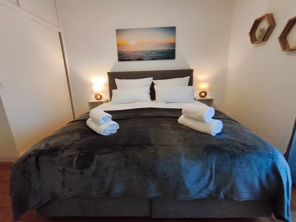 Entspanne in einem gemütlichen Boxspringbett von 180x200cm und genieße die ruhige Atmosphäre Entspanne in einem gemütlichen Boxspringbett von 180x200cm und genieße die ruhige Atmosphäre