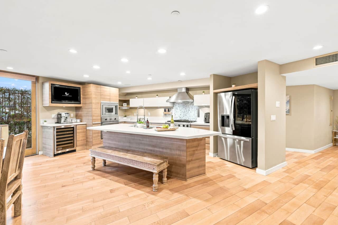 Fully Equiped Kitchen | Breakfeast Table