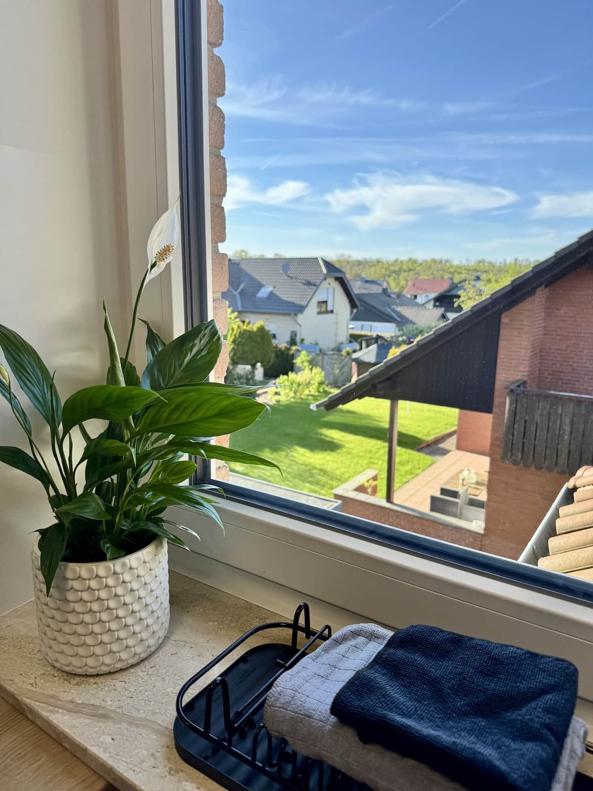 Küchenfenster mit Aussicht im Studio Land und Burg