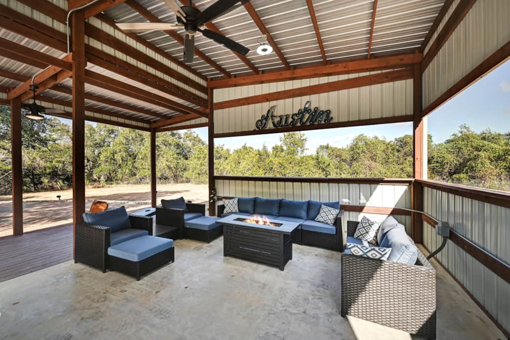 Lounge area with gas firepit 