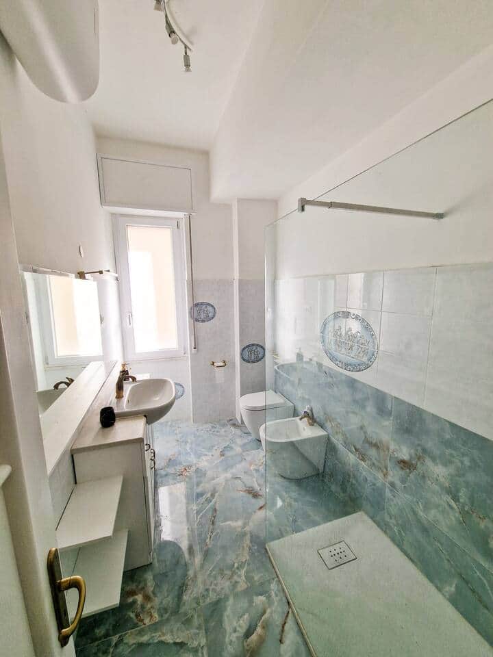 Il bagno è pensato per offrire il massimo del comfort durante il tuo soggiorno. È dotato di una doccia con vetro a vista. Asciugamani morbidi e di qualità sono inclusi, così come shampoo, gel doccia, e sapone. 