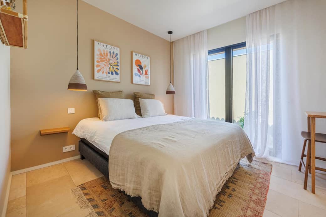 Chambre cosy et épurée, baignée de lumière naturelle