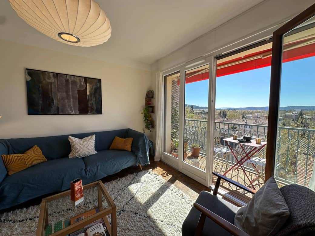 Salon; vue extérieure;canapé ;balcon Salon; vue extérieure;canapé ;balcon