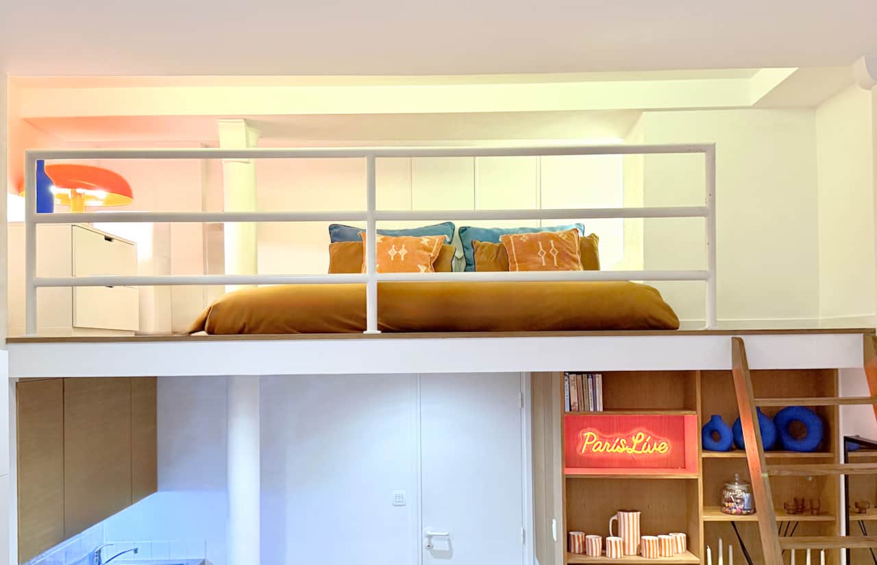 PARIS LIVE – 臥室 1 位於夾層，配備一張優雅的 160x200 大床