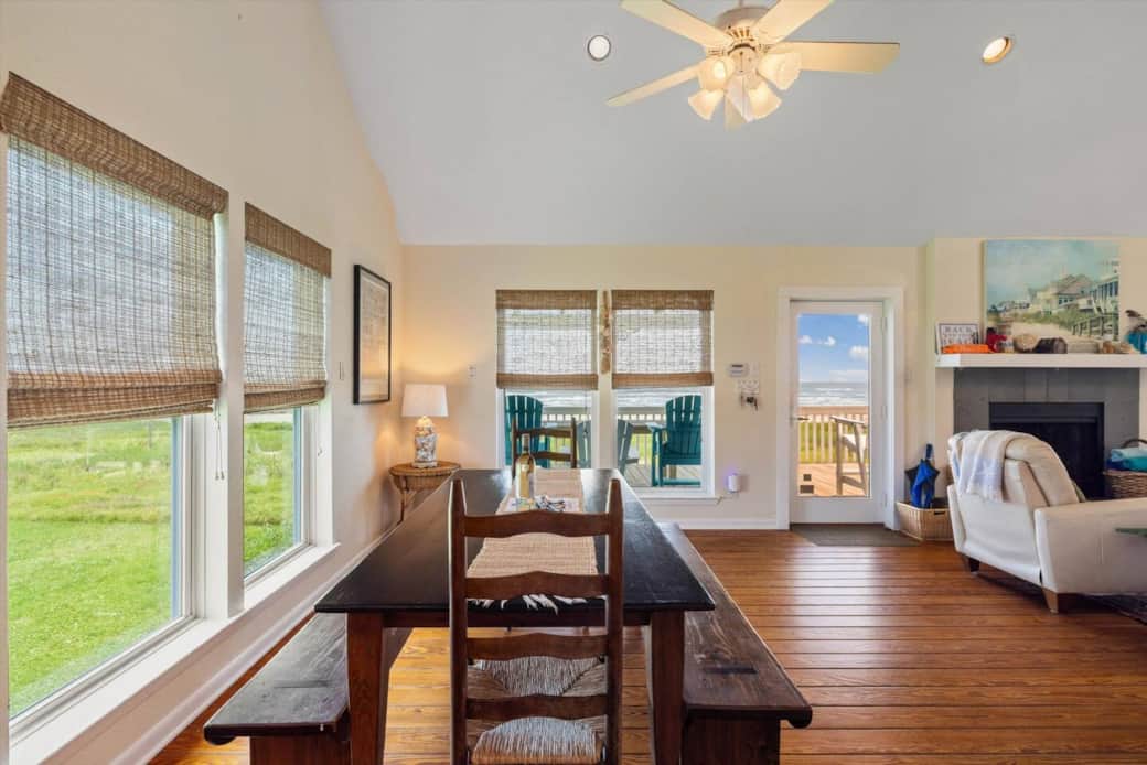 Dining table with seating for 6 people.