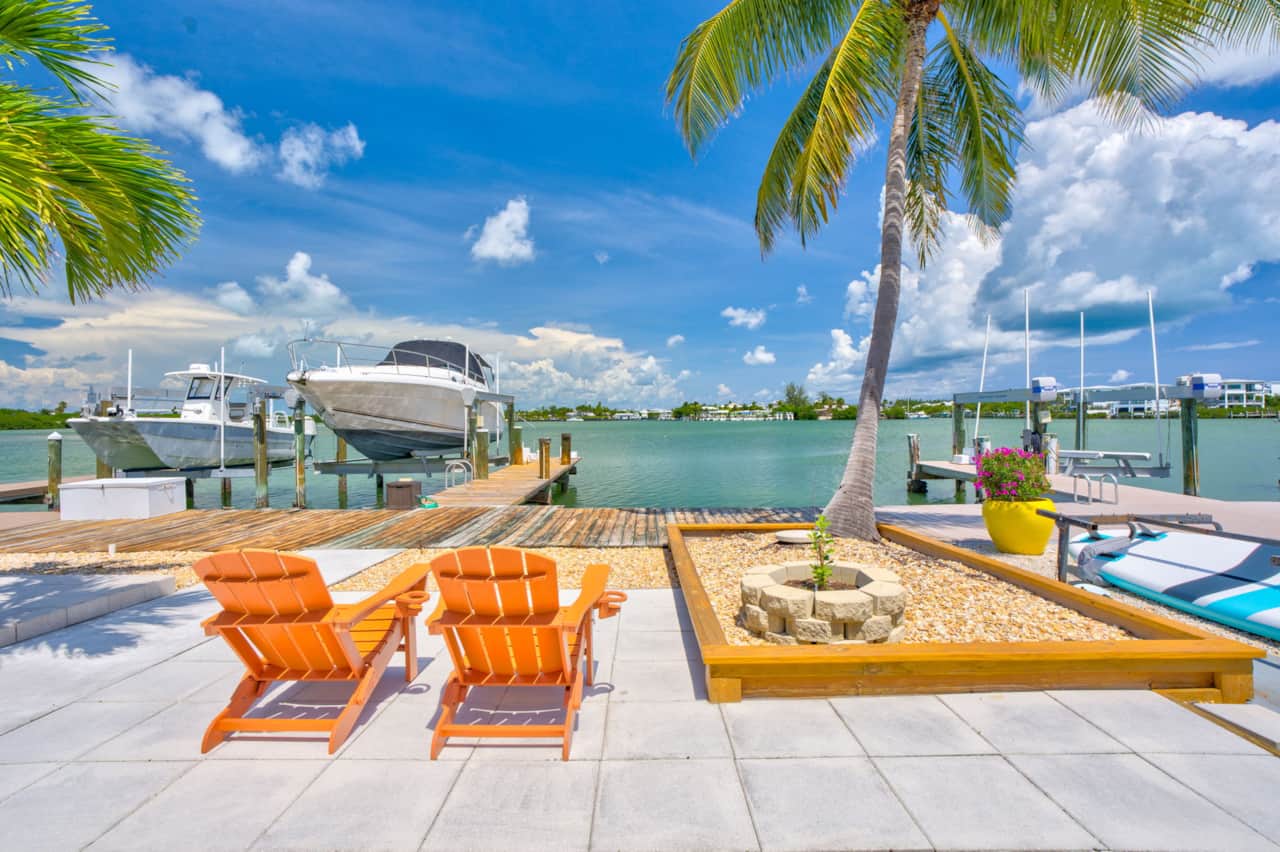 Loung next to the palm trees