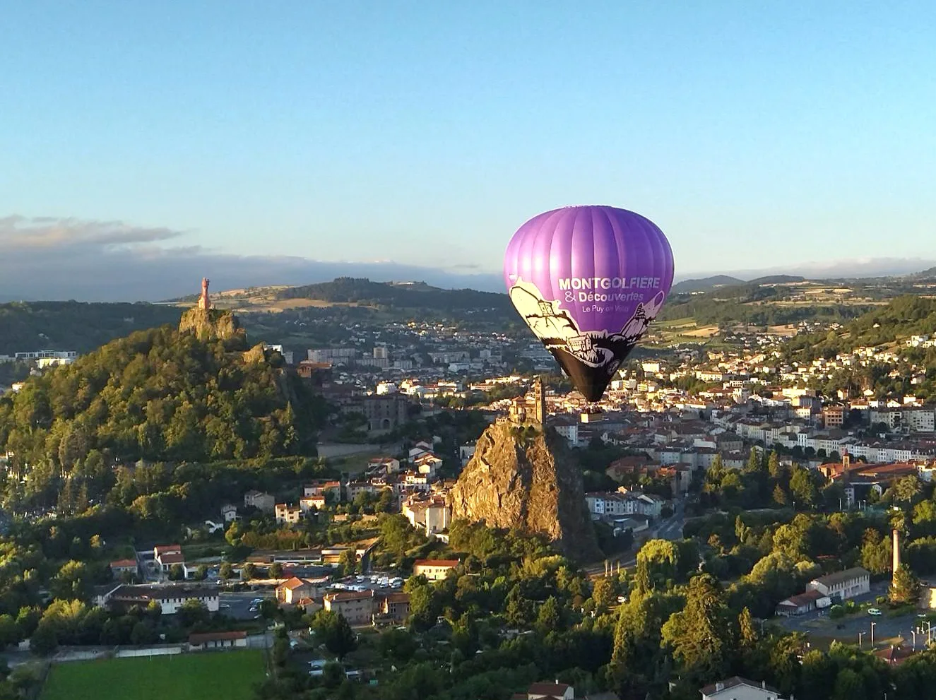 Montgolfière sur Le Puy en Velay et ses monuments