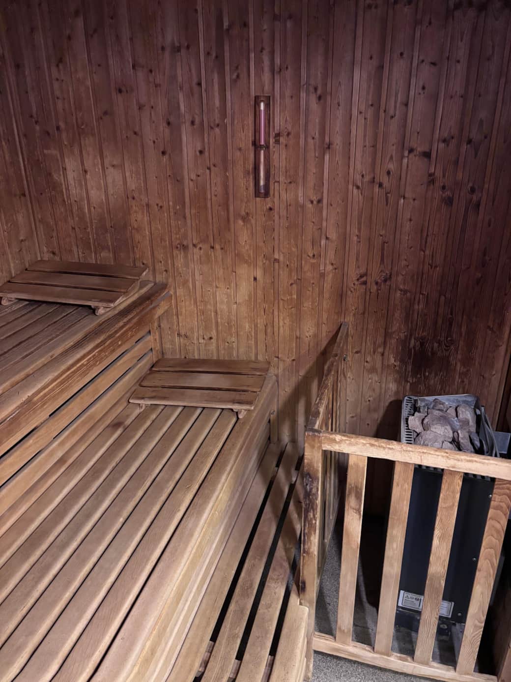 Eigene Sauna mit zwei Liegeebenen: Erfahre Entspannung auf Knopfdruck. Die Sauna bietet Platz zum Liegen oder Sitzen und verfügt über ein Thermometer zur optimalen Temperaturkontrolle.