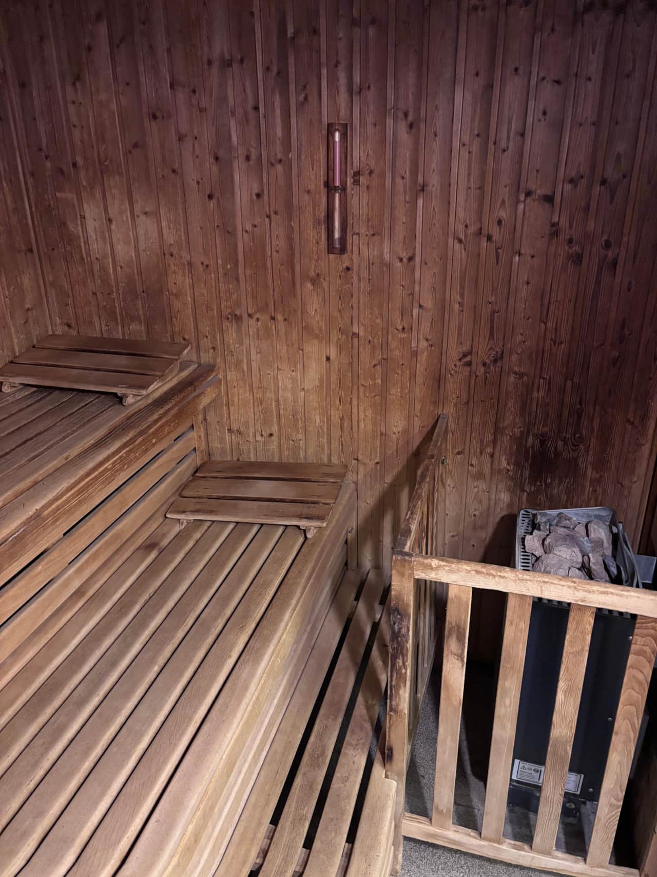 Eigene Sauna mit zwei Liegeebenen: Erfahre Entspannung auf Knopfdruck. Die Sauna bietet Platz zum Liegen oder Sitzen und verfügt über ein Thermometer zur optimalen Temperaturkontrolle.