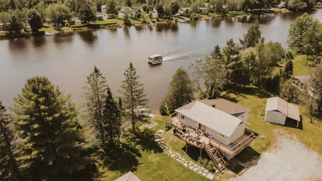 Vue aérienne de la propriété bordée par une rivière navigable sur 15 km. 