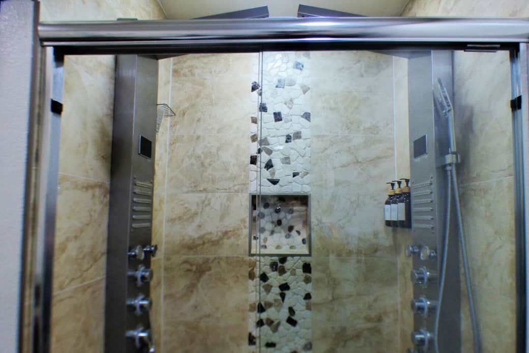 A deluxe shower with shower gel and conditioner for your convenience.
