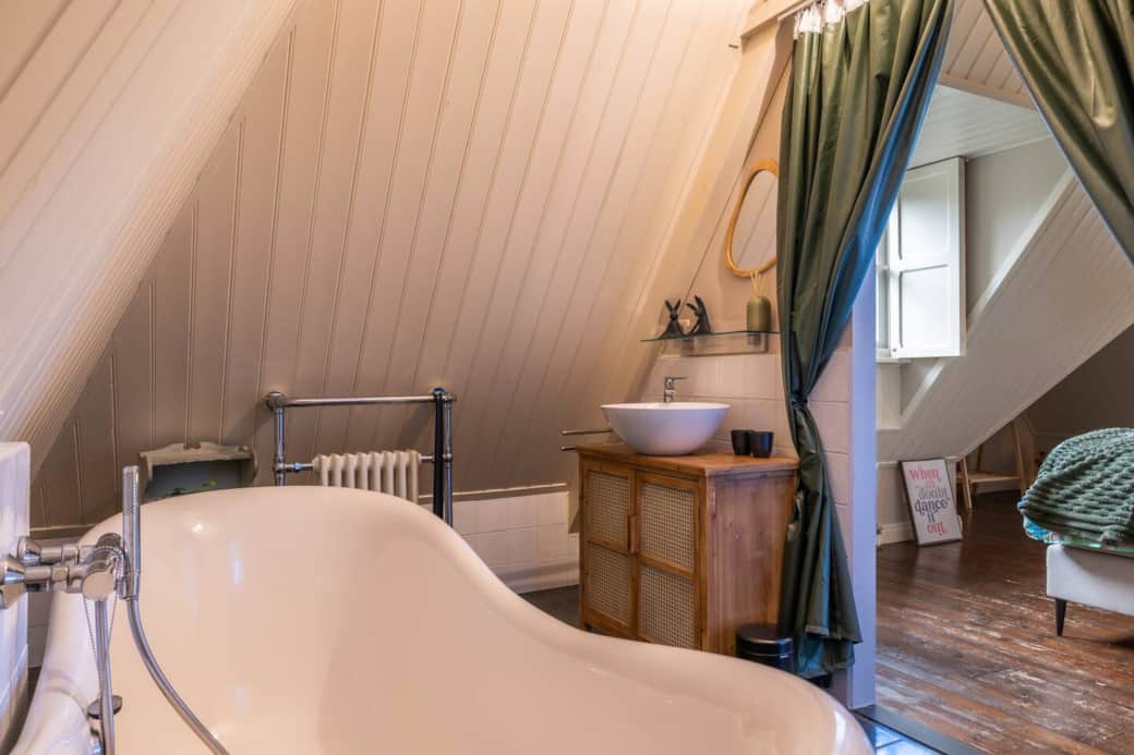 Sfeervolle badkamer met vrijstaand bad voor een heerlijk ontspannen moment.