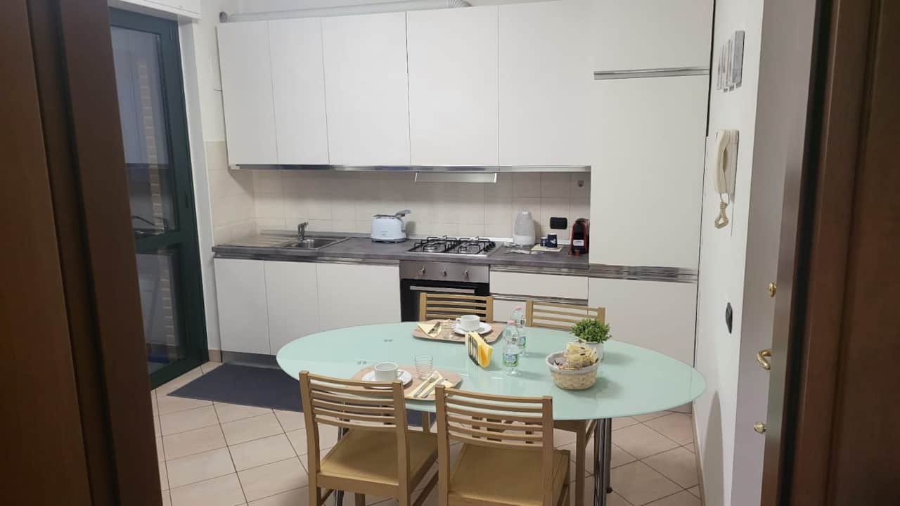 Kochnische mit grünem rundem Tisch und Holzstühlen, in Monza