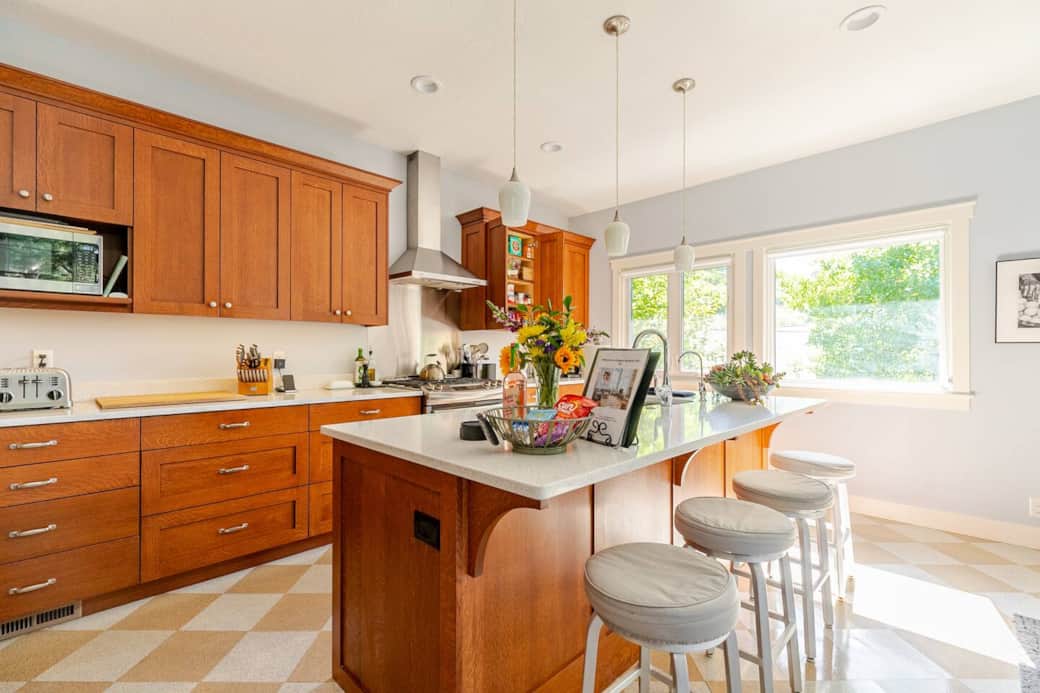 Counter seating for four in spacious, fully equipped kitchen.