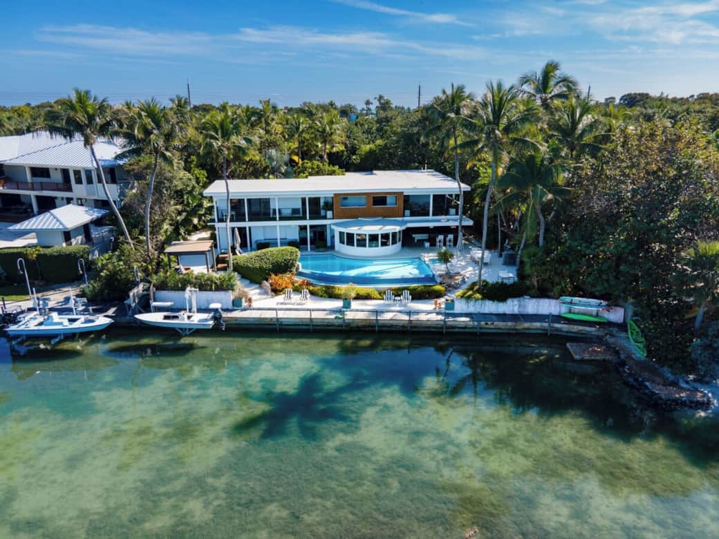 5/4 with Heated Pool & Spa + Protected Dockage