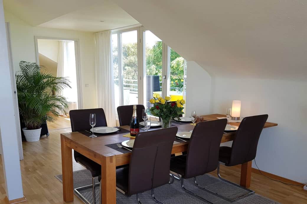 Heller Essbereich mit atemberaubender Aussicht auf See u Berge. ARISTA Ferienwohnung Friedrichshafen