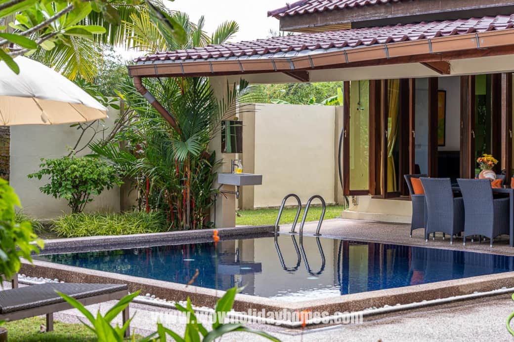 Ruhiger Pool mit Gartenblick