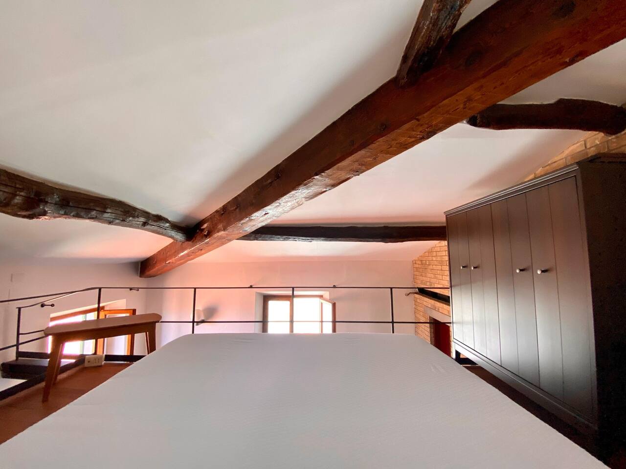 Camera da letto soppalcata con armadi