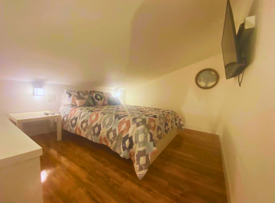 Charming studio with a Queen bed, full kitchen, cozy living area & modern bath. Lakeland, FL Charming studio with a Queen bed, full kitchen, cozy living area & modern bath. Lakeland, FL