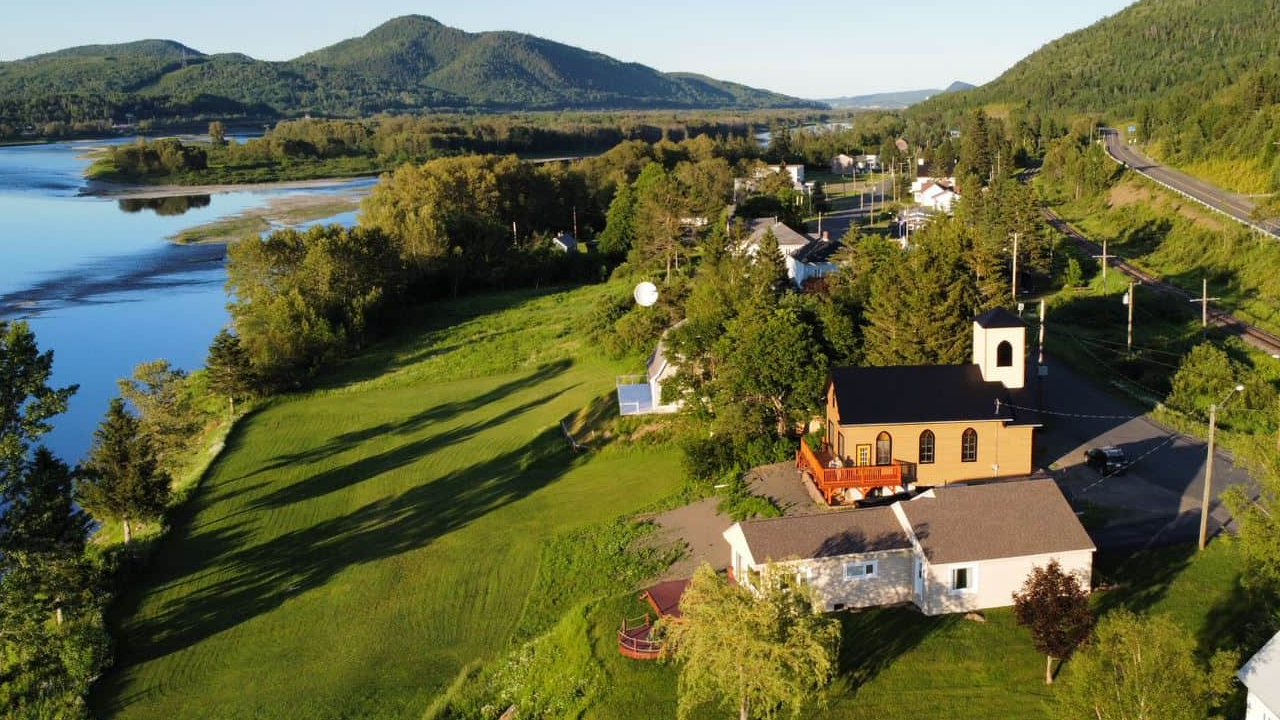 Vue imprenable sur la rivière Restigouche et les montagnes environnantes