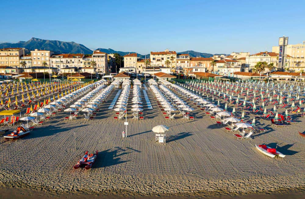 Viareggio beach in front of Suite Carducci