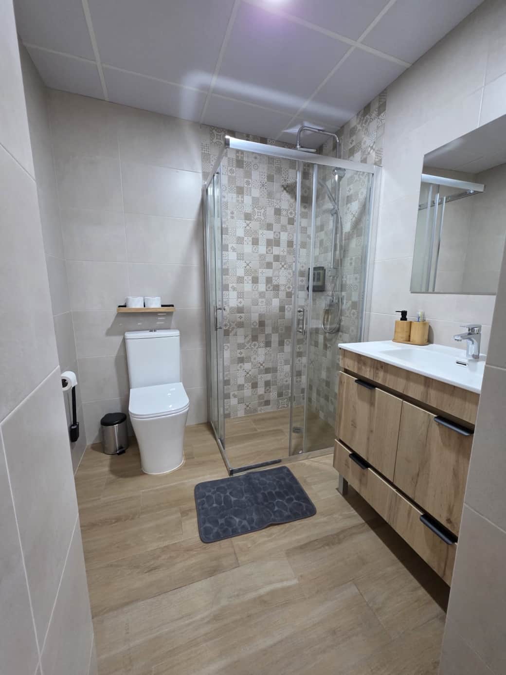 Pretty modern bathroom 