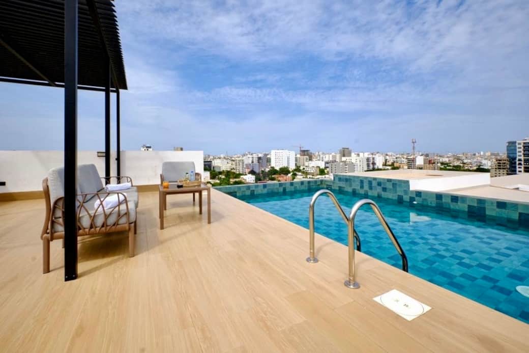 Rafraîchissez-vous du soleil sénégalais dans la piscine de l’immeuble.