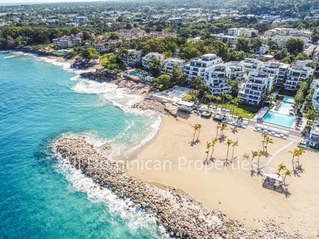 Direct access to a private beach 