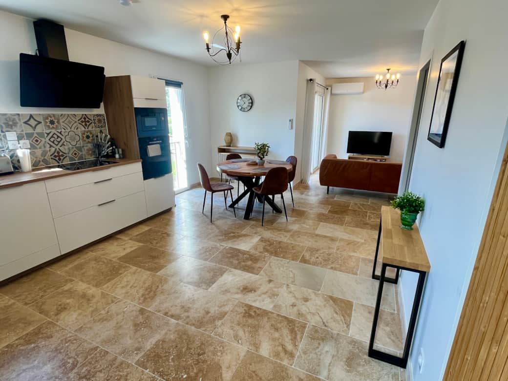 La cuisine et salle à manger d'un appartement avec balcon La cuisine et salle à manger d'un appartement avec balcon