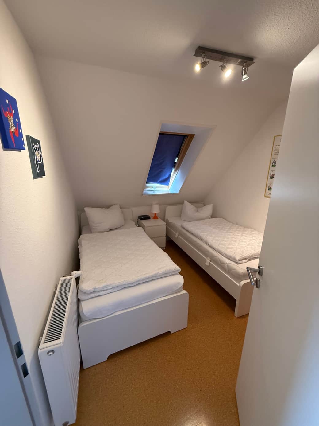 1. OG - Schlafzimmer mit 2 Einzelbetten und einem großen Kleiderschrank 1. OG - Schlafzimmer mit 2 Einzelbetten und einem großen Kleiderschrank