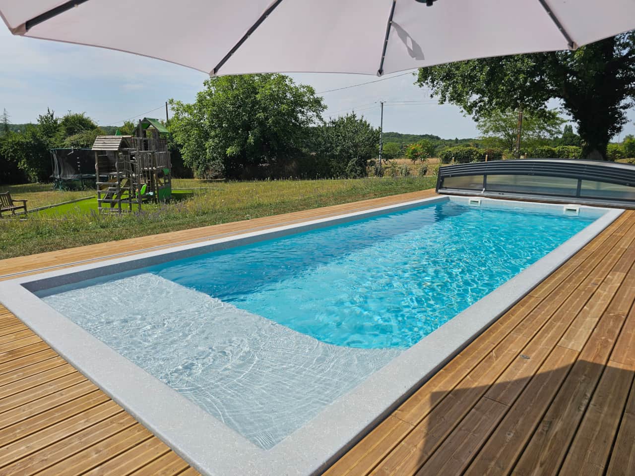 Piscine extérieure avec plage