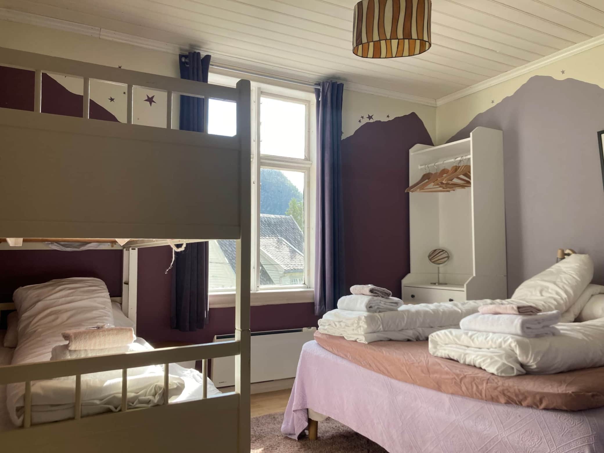 Traveller-rommet oppredd for tre