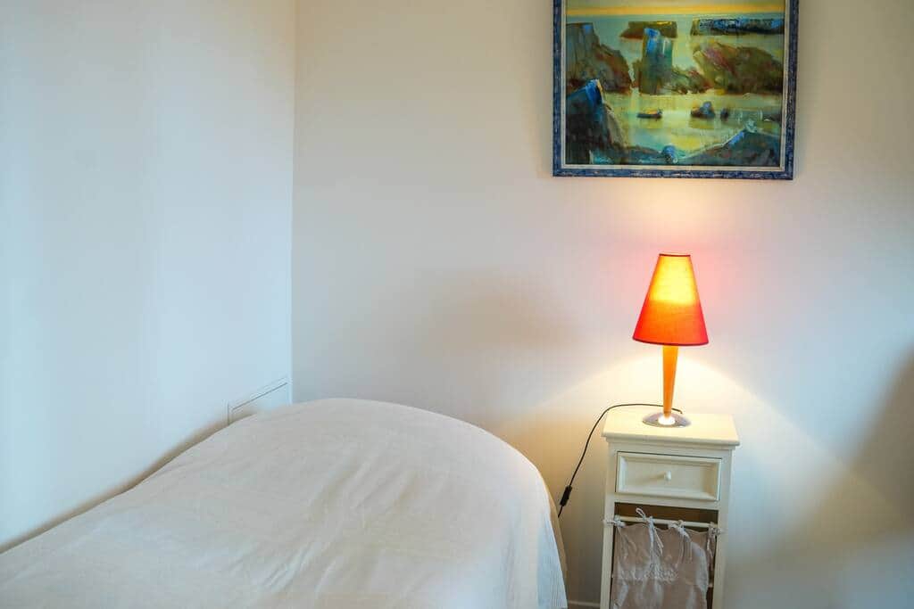 Chambre avec 1 lit gigogne et 1 commode.