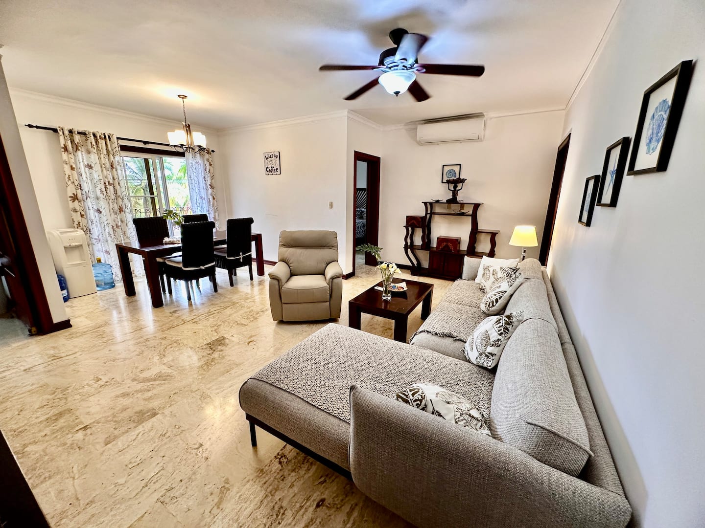 Spacious apartment - large pool - private beach