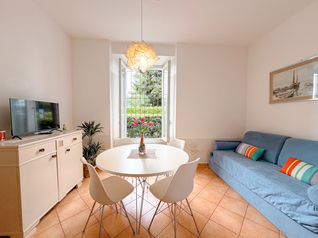 Il salotto con divano letto e sala da pranzo Il salotto con divano letto e sala da pranzo