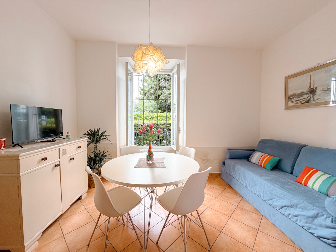 Das Wohnzimmer mit Schlafsofa und Esszimmer