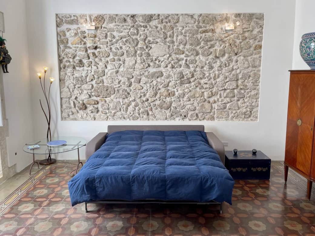 In the large living room, a comfortable and welcoming sofa bed for perfect relaxation. In the large living room, a comfortable and welcoming sofa bed for perfect relaxation.