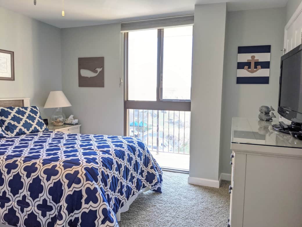 Guest bedroom with Full bed & twin bunks