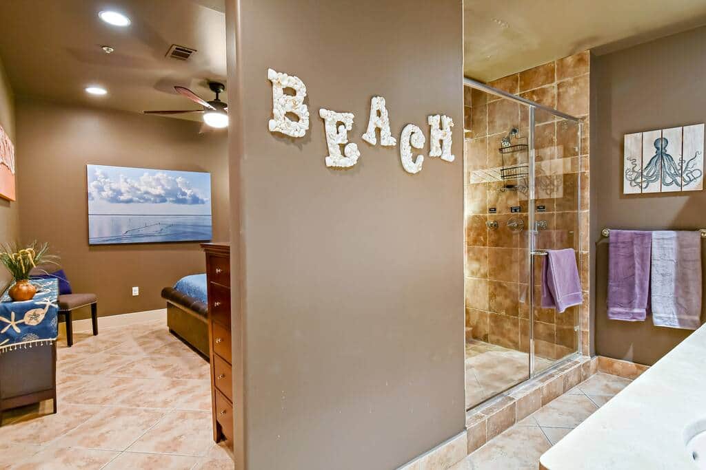 Master bedroom with en suite bath