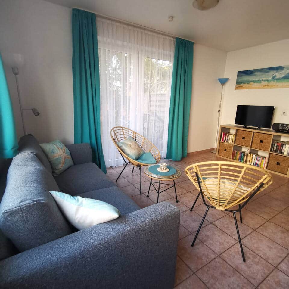 Es gibt eine Sitzecke mit Schlafcouch die sich mit wenigen Handgriffen in ein Bett (140 cm x 200 cm) verwandeln lässt.