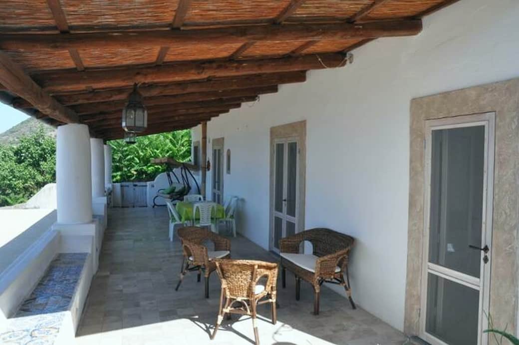 Veranda panoramica arredata, cuore della casa vacanza per vivere Salina all’aria aperta.