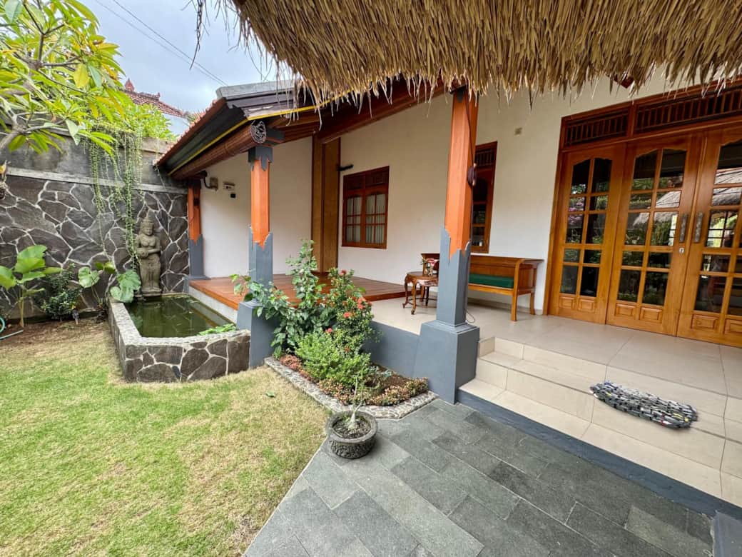 Private front garden, outdoor seating area and meditation deck