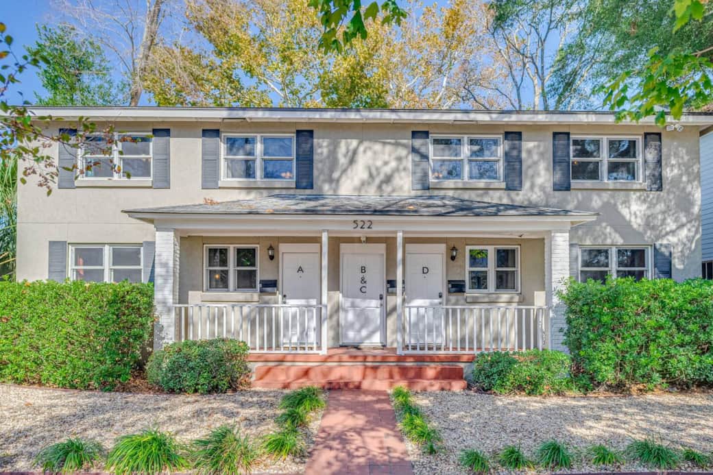 Front View of Hourglass Inn